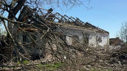Росіяни атакували Донеччину авіабомбами та дронами: зруйнували 9-поверхівку у Мирнограді, вбили людину в Шаховому (фото)