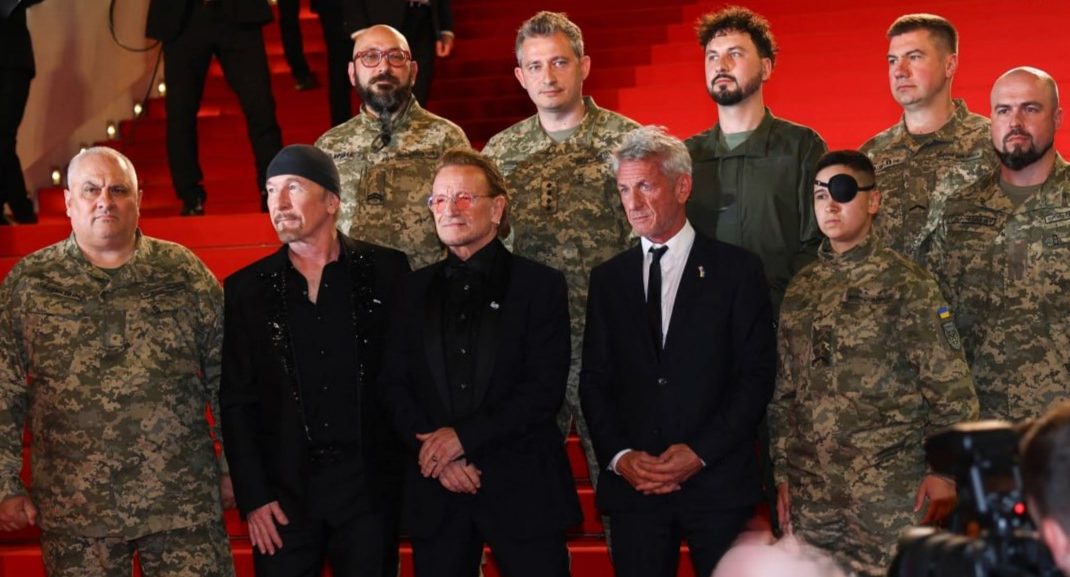У Каннах фронтмен гурту U2 Боно разом з українськими військовими презентував свій документальний фільм (фото)