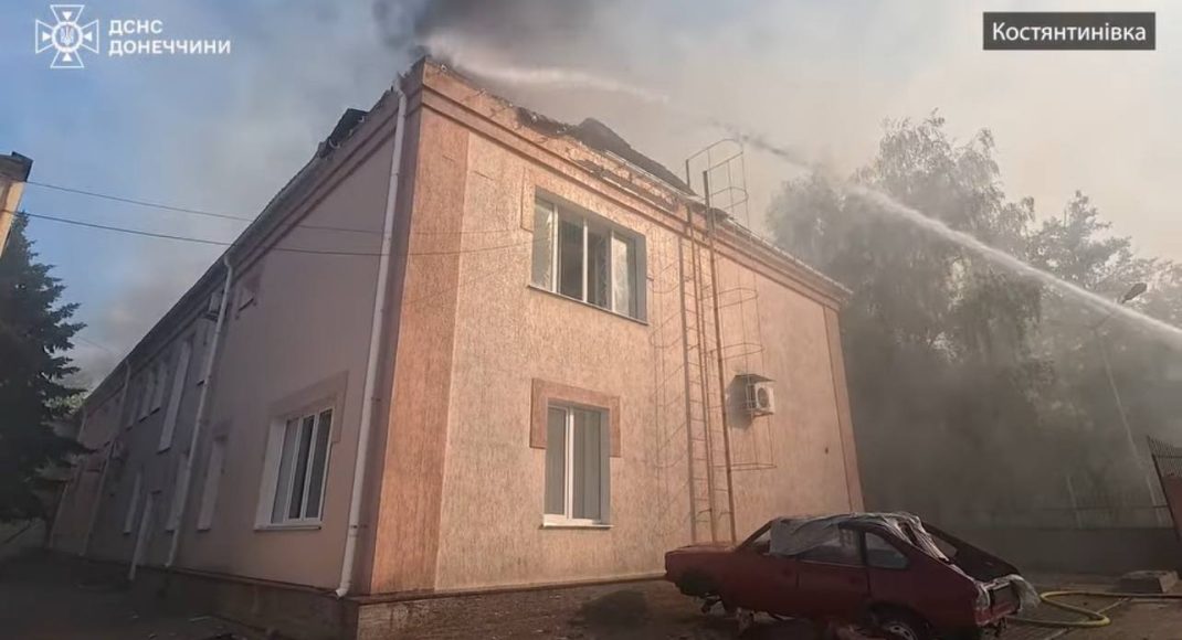 Константиновка под вражескими обстрелами: спасатели показали, как ликвидируют последствия атак (видео)