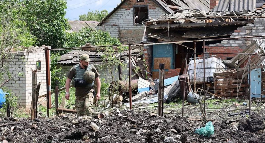 Поранено 80-річну жінку та чоловіка: поліція показала наслідки ворожого обстрілу по Краматорську (відео)