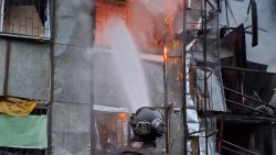 На Донеччині внаслідок ворожих обстрілів житлових кварталів палали автівки, житло та підприємство (фото)
