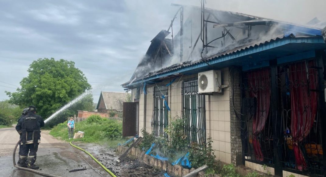 В Константиновке горел магазин, мужчина получил ожоги (фото)