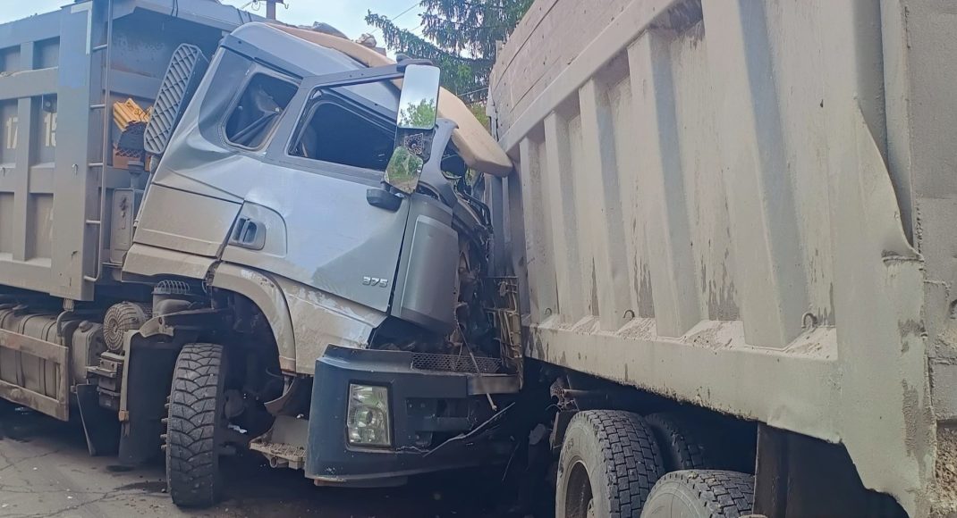 В Краматорском районе спасатели деблокировали мужчину из искореженного в ДТП грузовика (фото)