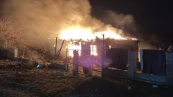 У Миколаївці на Донеччині ліквідували пожежу житлового будинку, що виникла після ворожого удару (фото)