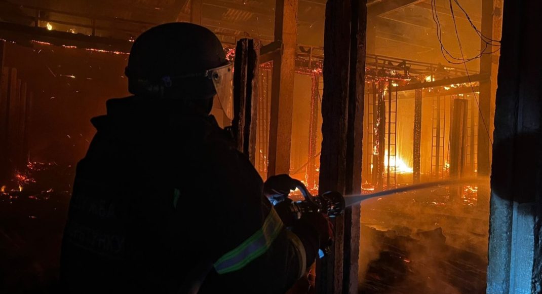 У Новодонецькій громаді на Донеччині вогнеборці ліквідували масштабні пожежі, є поранені (фото)