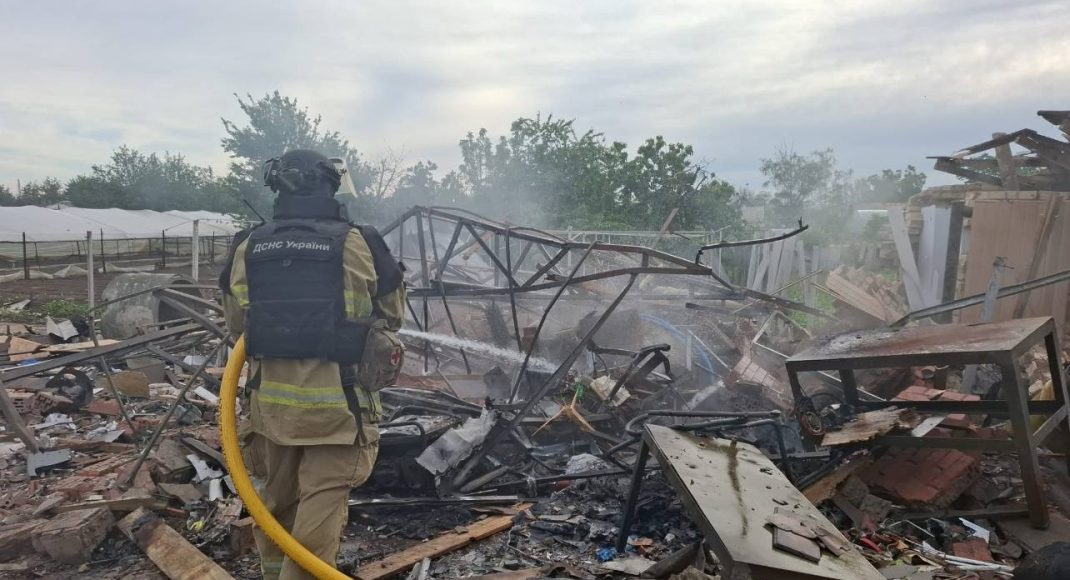Ворог завдав удару по житловому сектору міста Лиман на Донеччині: горів автомобіль