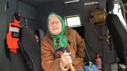З Покровська поліціянти під обстрілом вивезли 91-річну жінку, яка довго жила у підвалі (відео)