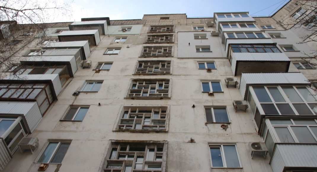 В окупованому Рубіжному кілька багатоповерхівок уже тривалий час стоять із розібраними дахами