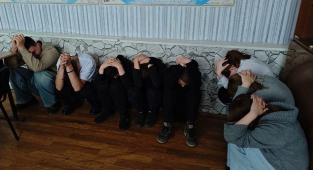 В учебных заведениях оккупированного Лутугино силовики приучают детей быть заложниками, — Харченко