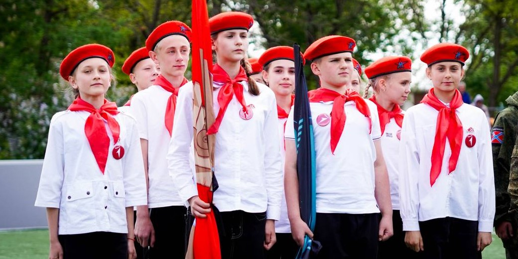 На окупованій Луганщині 47 тис. дітей і підлітків росіяни втягнули до свого пропагандистського "Двіженія пєрвих"