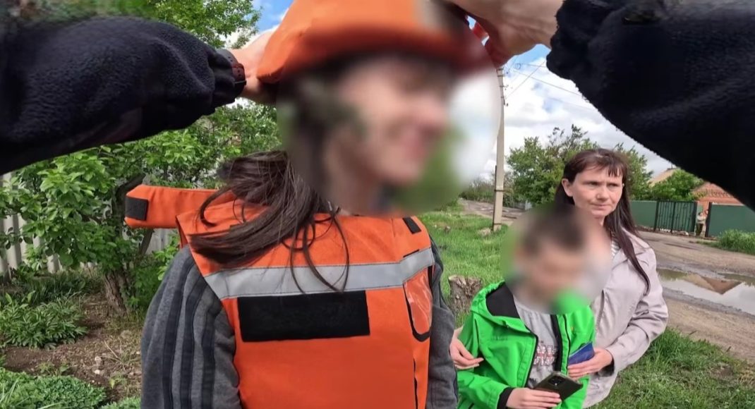 Спасатели эвакуировали из прифронтовой Алексеево-Дружковки женщину с двумя детьми (видео)