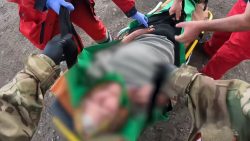 На Лиманщині поліціянти вивезли з-під обстрілів 6 літніх людей, які потребували медичної допомоги (відео)
