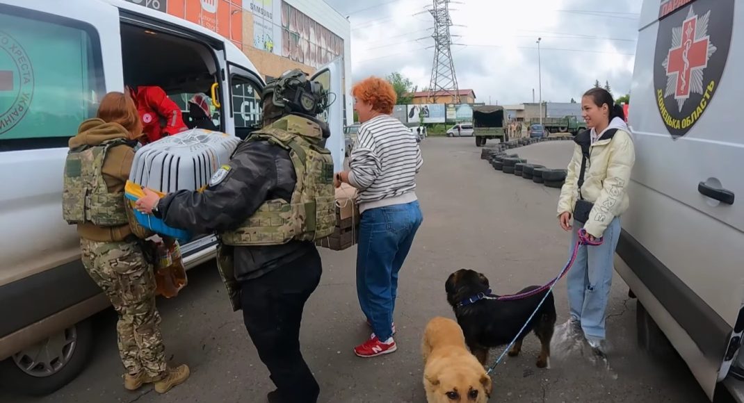 Из Константиновской громады полицейские вывезли подростка, 9 животных и женщину после инфаркта (видео)