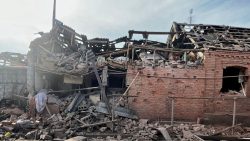 По Сіверську окупанти вдарили з артилерії, а у Родинському ворожий БпЛА поцілив у багатоквартирний будинок (фото)