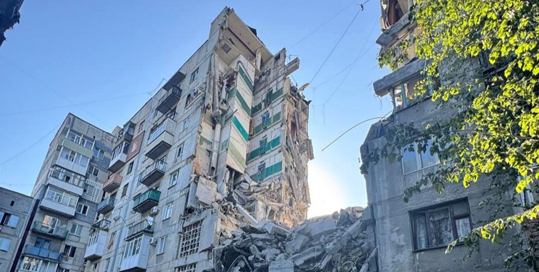 На Мирноград россияне сбросили три бомбы КАБ-250, а по Лиману ударили "Ураганом": подробности (фото)