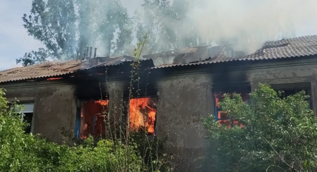 Унаслідок російських обстрілів Костянтинівки палали житлові будинки (фото, відео)