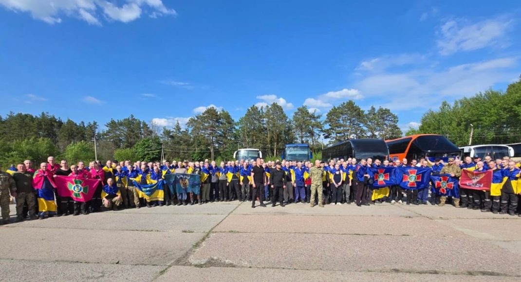 Відбувся перший обмін полоненими в форматі 390 на 390: що відомо (фото, відео)