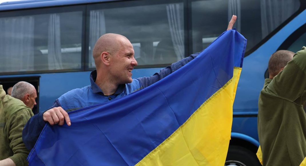 Сегодня из российского плена вернулись еще 307 украинских защитников (фото)