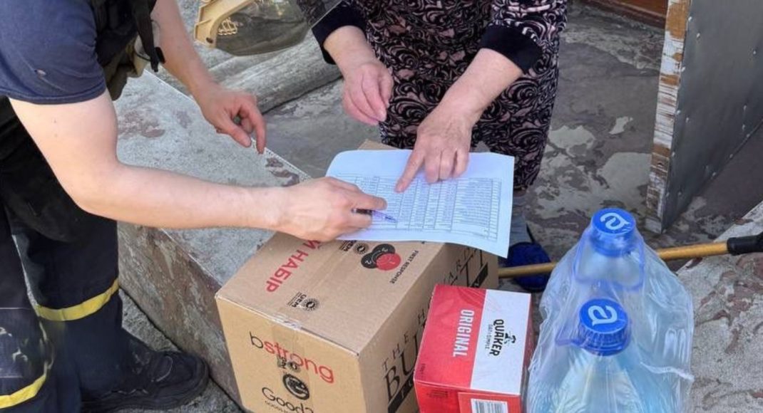 Маломобильные жители Николаевки и Доброполья адресно получили 11,5 тонны гуманитарной помощи (фото)