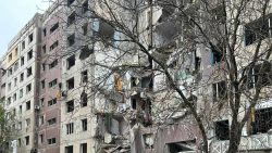 Россияне сбросили авиабомбу на многоэтажку в Константиновке: ранены по меньшей мере 12 гражданских
