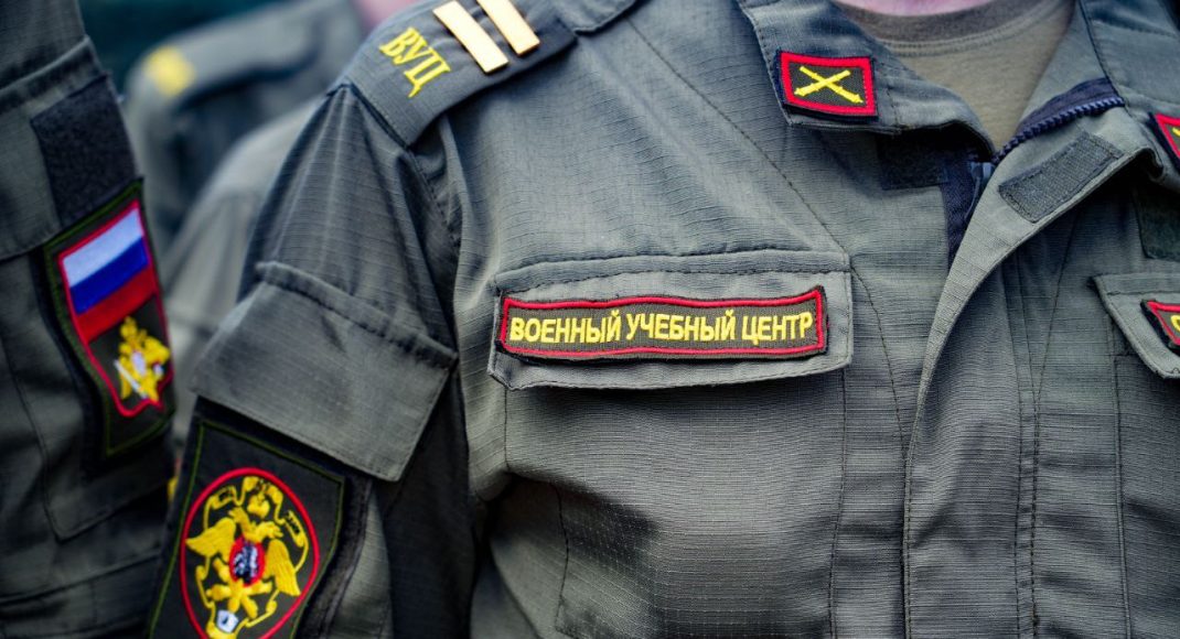 У Луганську окупанти планують завершити облаштування військового навчального центру для молоді