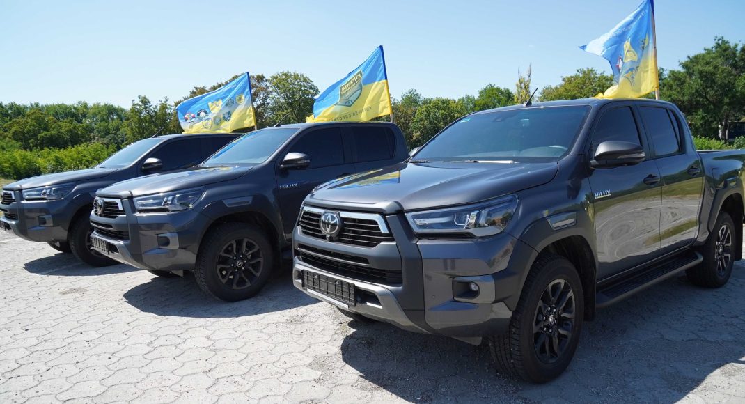 Луганщина передала тероборонівцям на східний фронт 3 пікапи, ще один — "у дорозі" (фото)