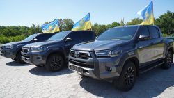 Луганщина передала терробороновцам на восточный фронт 3 пикапа, еще один — "в дороге" (фото)