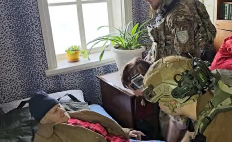 Екіпаж "Білих янголів" евакуював з Лиманщини чотирьох людей (відео)