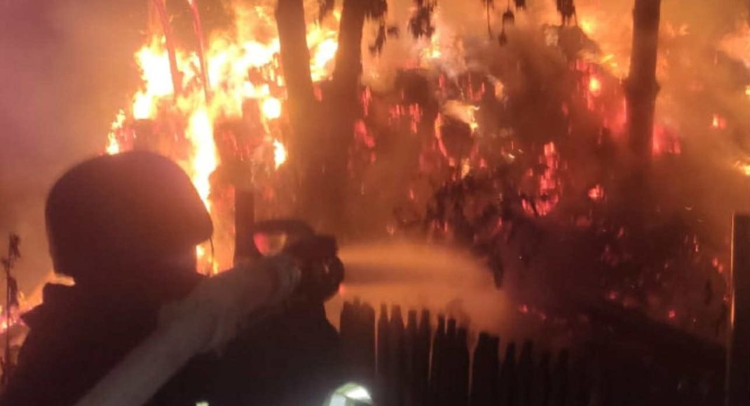Горіли будинки: на Донеччині рятувальники ліквідовували наслідки ворожих атак