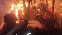 Горіли будинки: на Донеччині рятувальники ліквідовували наслідки ворожих атак