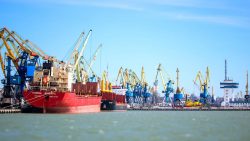 В окупованому Маріуполі загарбники хочуть збільшити в порту вантажообіг краденого зерна та металу