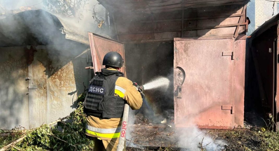 Рятувальники Донеччини ліквідують наслідки чергових обстрілів: є загиблі та поранені