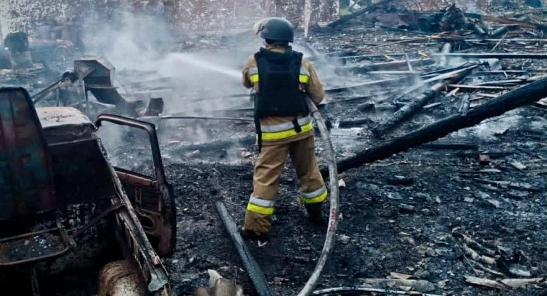 Рятувальники ліквідували наслідки нічної атаки БПЛА на Слов'янськ (фото)