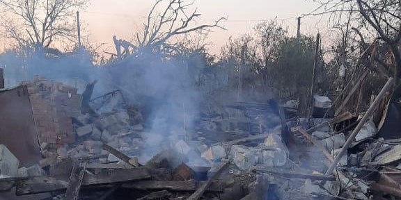 Россияне сбросили на Новодмитровский старостинский округ 3 авиабомбы: погибла женщина (фото)