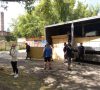 У Краматорську громадяни, чиє житло постраждало від російських ударів, отримують допомогу благодійників (фото)
