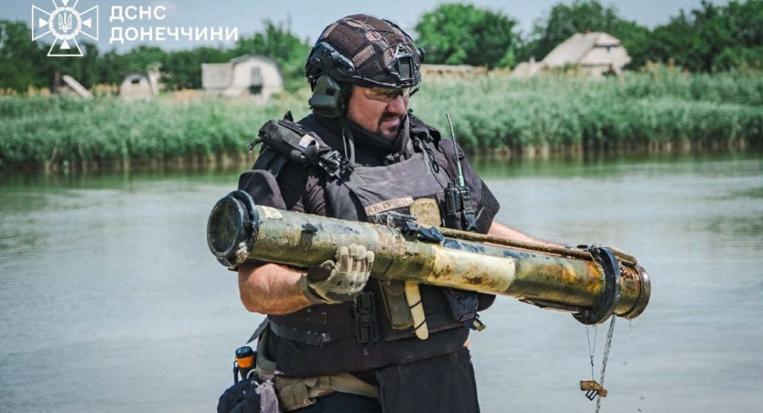 В Покровском районе пиротехники из водоема изъяли 12 взрывоопасных предметов (фото)