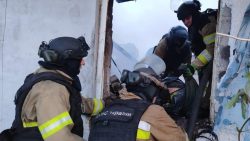У Райському рятувальники вилучили тіло жінки з-під завалів і ліквідували пожежу (фото, відео)