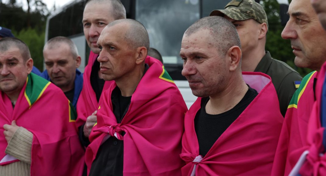 Вчера вернулись 5 защитников Мариуполя из Донецкого пограничного отряда, находившихся в плену более 3 лет (видео)
