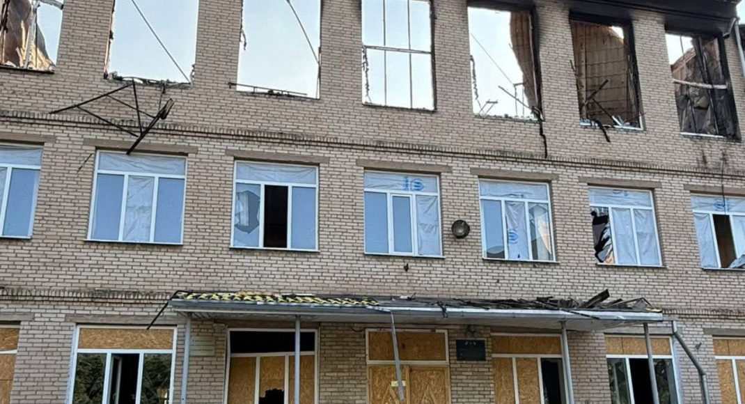 Росіяни обстріляли Словʼянськ безпілотниками: пошкоджено школу і багатоповерхівки