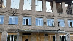 Росіяни обстріляли Словʼянськ безпілотниками: пошкоджено школу і багатоповерхівки