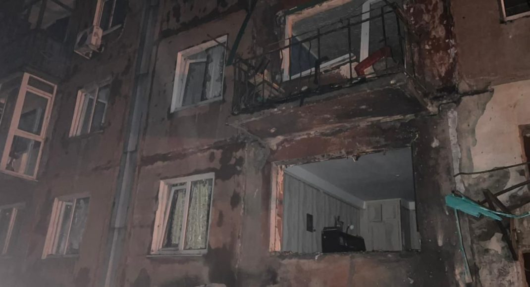 Уночі росіяни поцілили ударним дроном по 5-поверхівці у Білозерському: є поранені (фото)