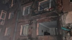 Уночі росіяни поцілили ударним дроном по 5-поверхівці у Білозерському: є поранені (фото)