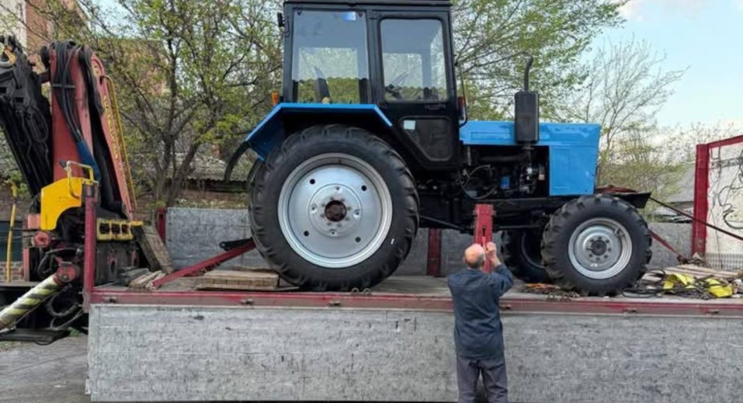 В Лимані на роботу в лісах повернули трактор, який підірвався на ворожій протитанковій міні (фото)