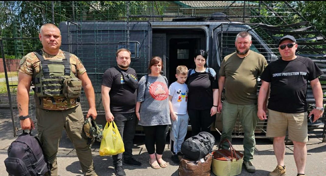 З Костянтинівки під ударами російських КАБів поліція евакуювала 6 людей разом з вагітною жінкою та дитиною (відео)