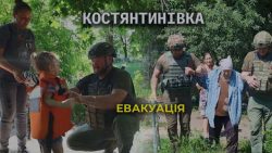 Из Константиновки полицейские эвакуировали четырехлетнего ребенка с мамой и маломобильную женщину (видео)