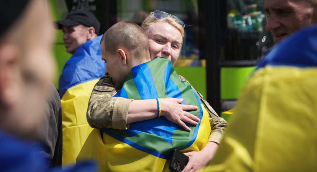 Наймолодшому звільненому сьогодні з російського полону 22 роки, а найстаршому — 59 років