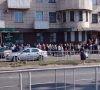 Жителі окупованої Донеччини цілодобово стоять у чергах, бо їх змушують переоформлювати сім-картки місцевого мобільного оператора (фото)
