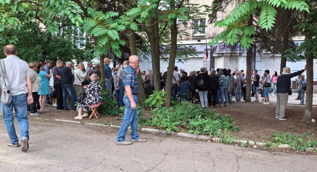 У Донецьку окупаційний мобільний оператор "Фенікс" активно збирає дані про місцевих жителів