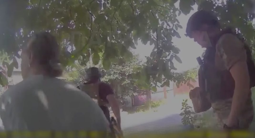 Из Покровска под обстрелами правоохранители эвакуировали семью (видео)