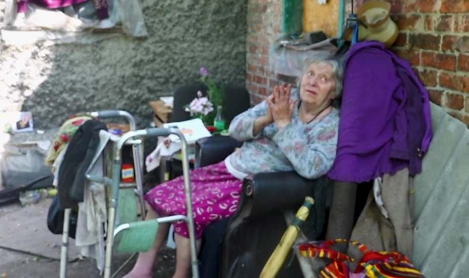 Из Мирнограда патрульные эвакуировали 6 человек: на них охотились вражеские дроны (видео)